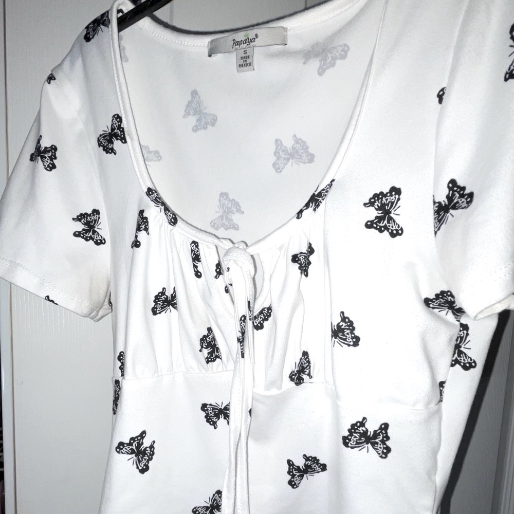 WHITE AND BLACK BUTTERFLY TEE